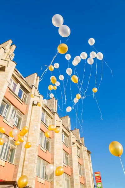 Воздушные шары, летящие в голубом небе — стоковое фото