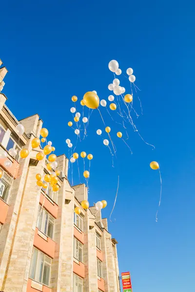 Balony latające w błękitne niebo — Zdjęcie stockowe