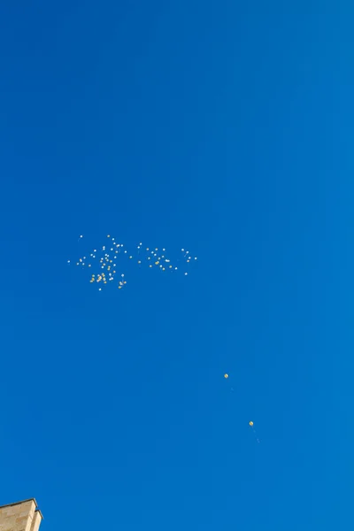 Balões voando no céu azul — Fotografia de Stock