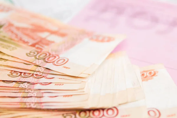 Ryska pengar fem tusen rubel med kvitton — Stockfoto