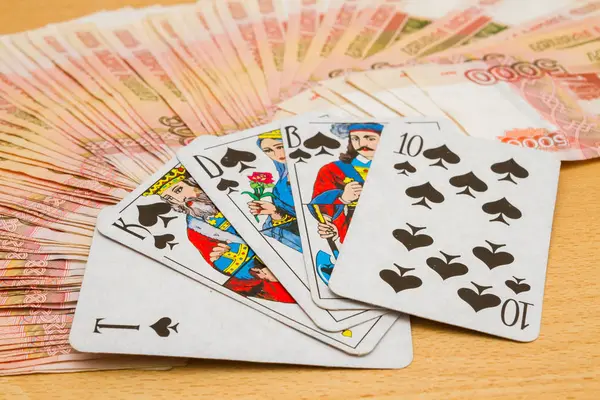 De Russische geld speelkaarten in coupures van vijfduizend ru — Stockfoto