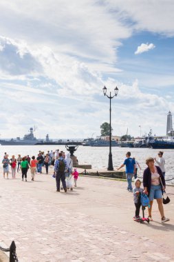 Kronstadt Finlandiya Körfezi iskelede yaz.