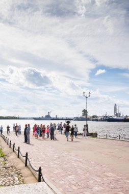 Kronstadt Finlandiya Körfezi iskelede yaz.