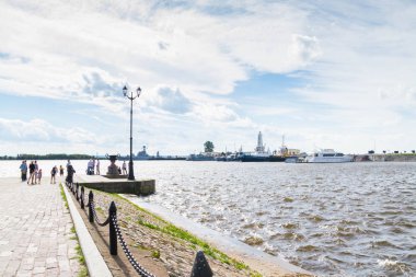 Kronstadt Finlandiya Körfezi iskelede yaz.