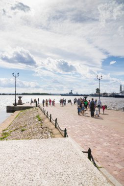 Kronstadt Finlandiya Körfezi iskelede yaz.