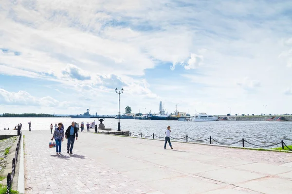 Pier no Golfo da Finlândia em Kronstadt no verão . — Fotografia de Stock