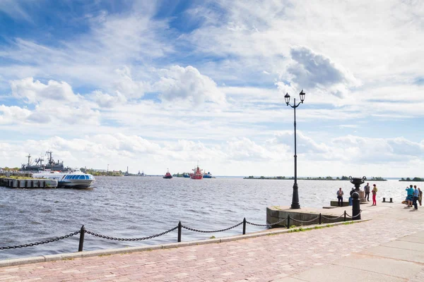 Pier no Golfo da Finlândia em Kronstadt no verão . — Fotografia de Stock