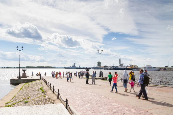 Pier no Golfo da Finlândia em Kronstadt no verão . — Fotografia de Stock