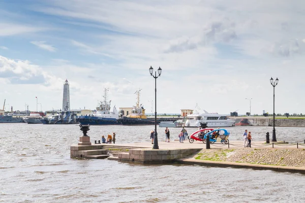 Pier no Golfo da Finlândia em Kronstadt no verão . — Fotografia de Stock