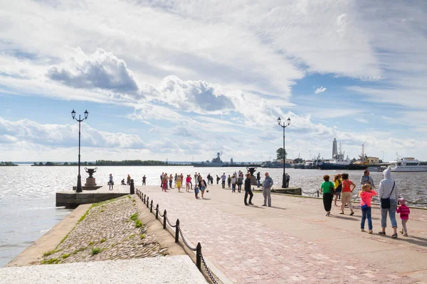 Pier no Golfo da Finlândia em Kronstadt no verão . — Fotografia de Stock
