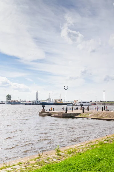 Pier no Golfo da Finlândia em Kronstadt no verão . — Fotografia de Stock