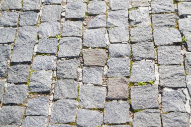 Yolun taşlarla kaplıdır