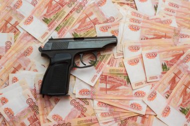 Siyah silah yalanlar üzerine Rus büyük para