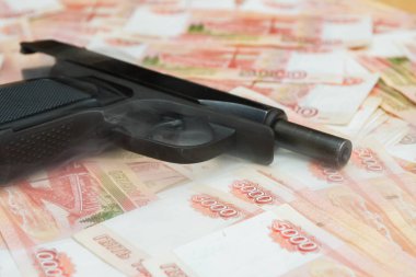 Siyah silah yalanlar üzerine Rus büyük para