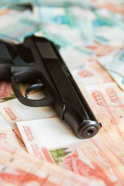 Siyah silah yalanlar üzerine Rus büyük para