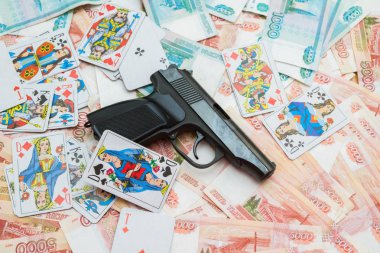 Siyah silah üstünde belgili tanımlık büyük Rus parası ve iskambil yalan
