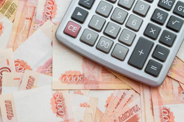 Räknaren ligger på stora ryska pengar — Stockfoto