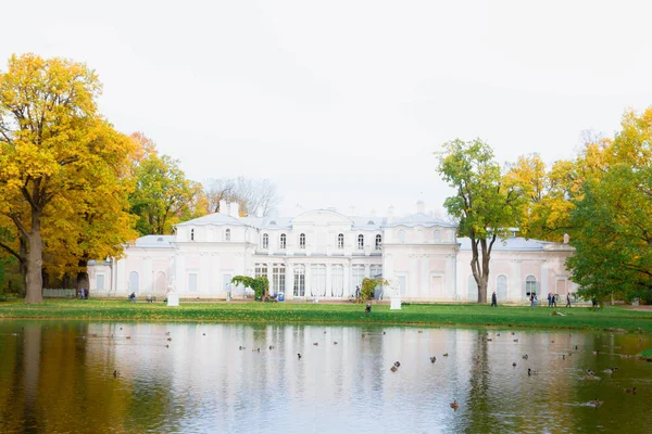 美丽多彩的秋天公园在罗蒙诺索夫 — 图库照片