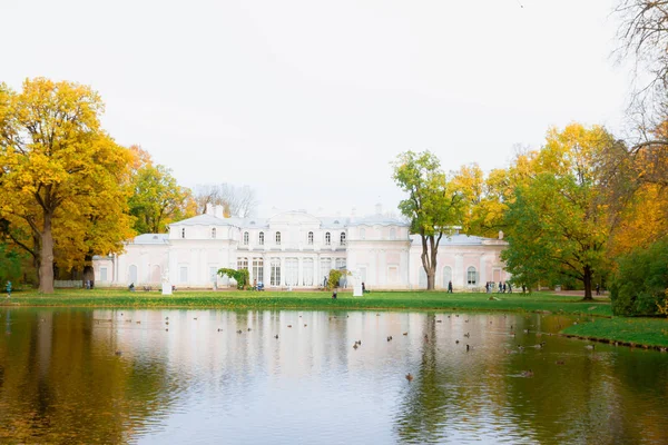 Mooie kleurrijke herfst Park in Lomonosov — Stockfoto