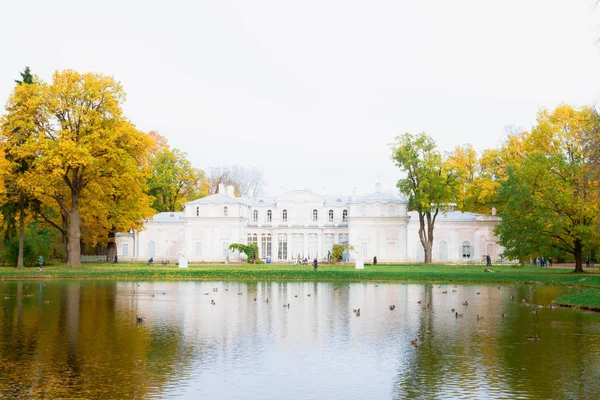 Mooie kleurrijke herfst Park in Lomonosov — Stockfoto