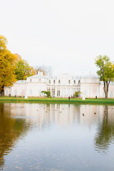 Mooie kleurrijke herfst Park in Lomonosov — Stockfoto