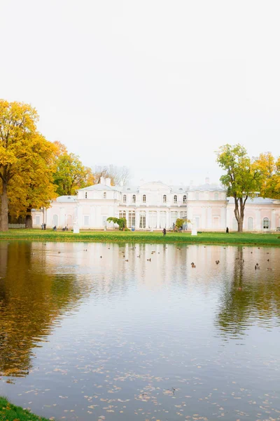 Piękne kolorowe, jesienne Park w Lomonosov — Zdjęcie stockowe