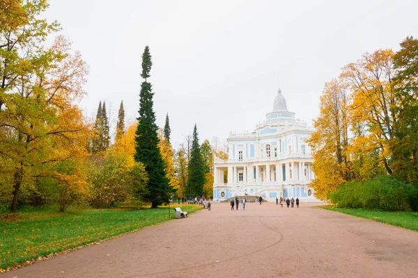 Palazzo scorrevole collina nel Parco di Lomonosov in autunno — Foto Stock