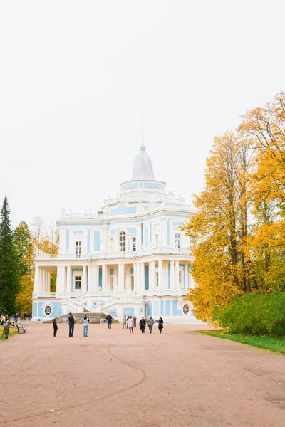 Lomonosov Park Hill'de sonbaharda sürgülü Sarayı — Stok fotoğraf