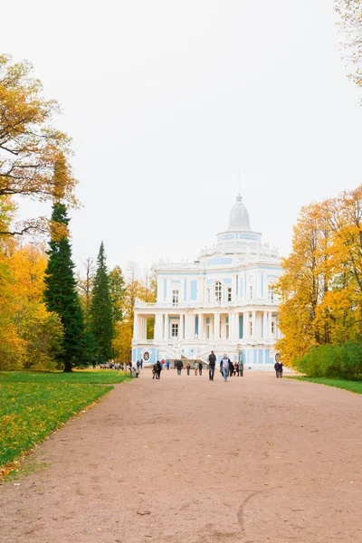 Palazzo scorrevole collina nel Parco di Lomonosov in autunno — Foto Stock