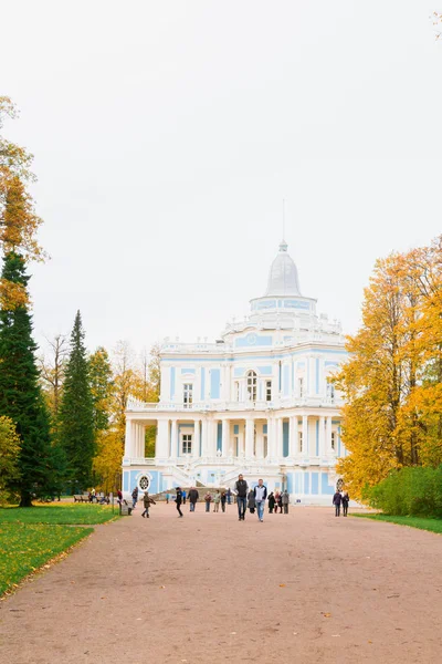 秋天罗蒙诺索夫公园的皇宫滑山 — 图库照片