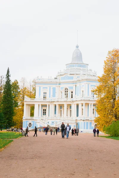 Lomonosov Park Hill'de sonbaharda sürgülü Sarayı — Stok fotoğraf