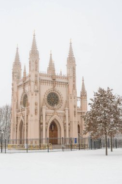 St. Alexander Nevsky kilisede winte Peterhof Parkı