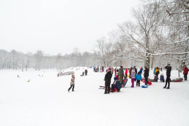 Tepelerin kar ile cheesecakes kızağı ve sno pateni kış eğlence