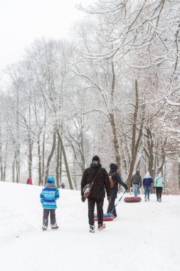 Kar kış parkta insanlar yürümek