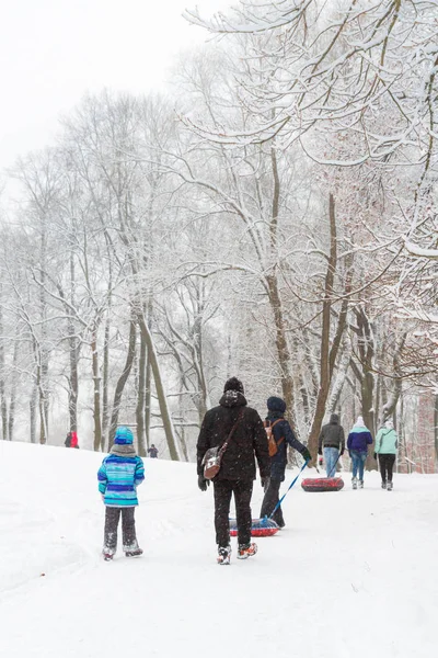 Kar kış parkta insanlar yürümek