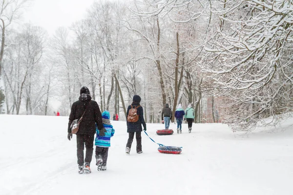 Kar kış parkta insanlar yürümek