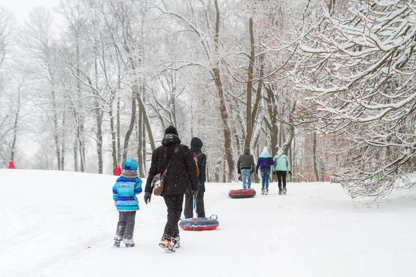 Kar kış parkta insanlar yürümek