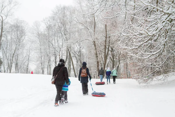Kar kış parkta insanlar yürümek