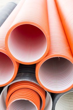 İnşaat turuncu ve siyah plastik borular