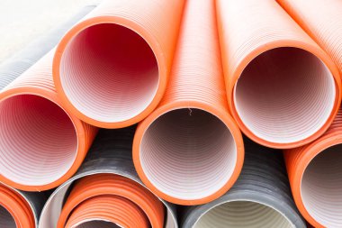 İnşaat turuncu ve siyah plastik borular