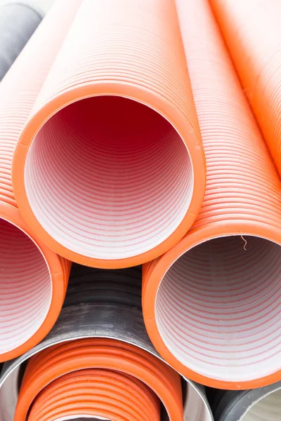 Construcción de tubos de plástico naranja y negro — Foto de Stock