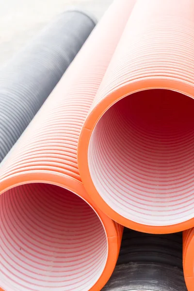 Construcción de tubos de plástico naranja y negro — Foto de Stock