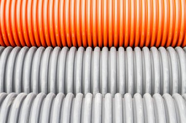 İnşaat turuncu ve siyah plastik borular