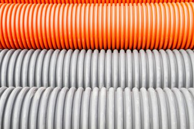 İnşaat turuncu ve siyah plastik borular