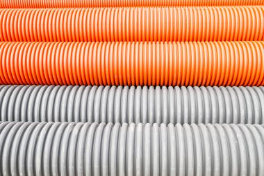 İnşaat turuncu ve siyah plastik borular