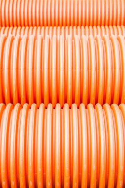 İnşaat turuncu ve siyah plastik borular