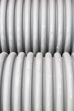 İnşaat turuncu ve siyah plastik borular