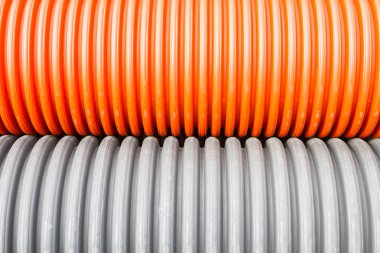 İnşaat turuncu ve siyah plastik borular