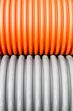İnşaat turuncu ve siyah plastik borular
