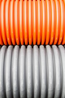 İnşaat turuncu ve siyah plastik borular